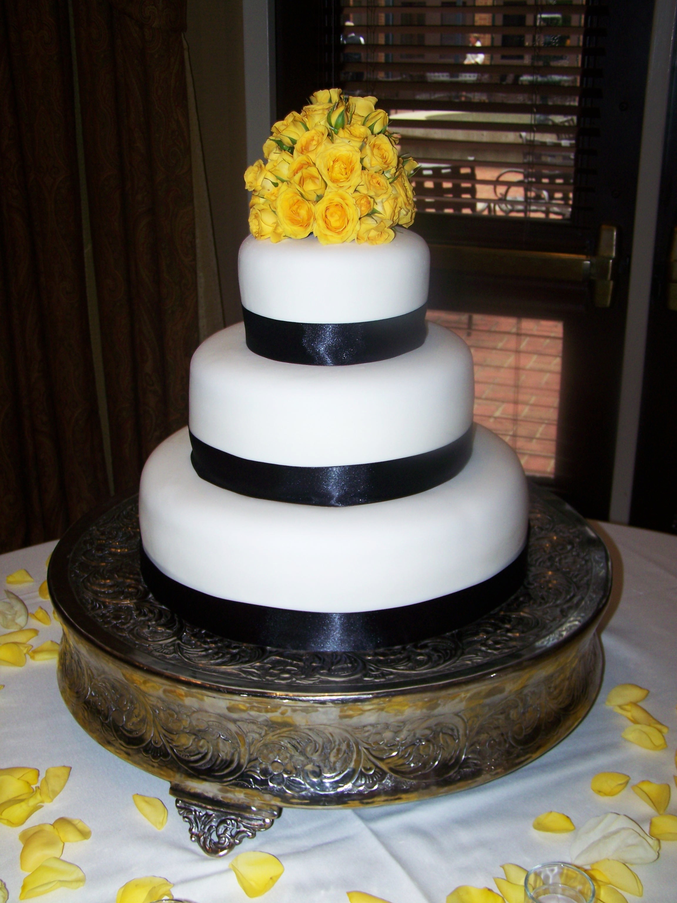 Black and white flowers for wedding cake